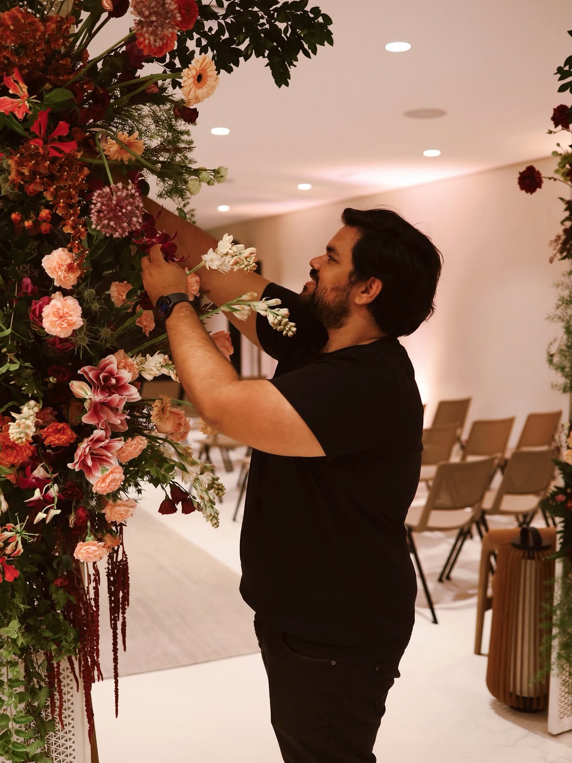 Florista da CAZ finalizando um arranjo floral em uma cerimônia